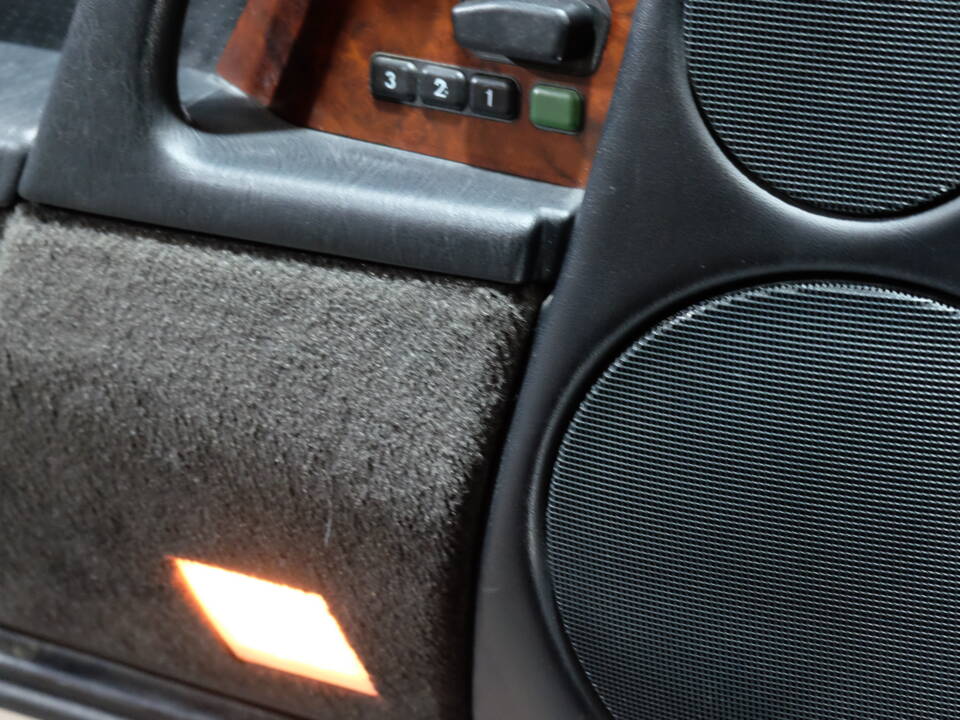 Afbeelding 23/38 van Mercedes-Benz 300 SL (1990)