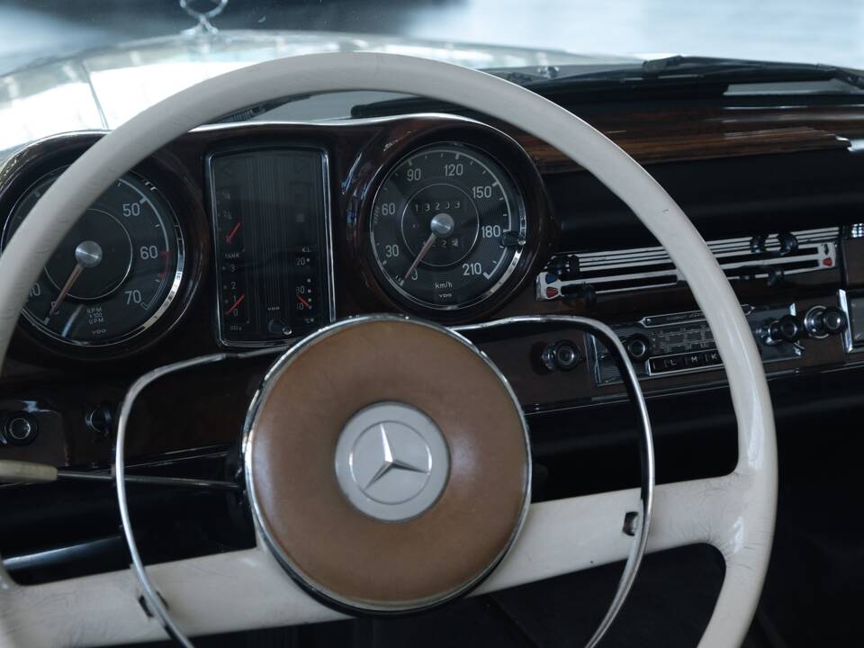 Image 23/49 of Mercedes-Benz 220 SE b (1962)
