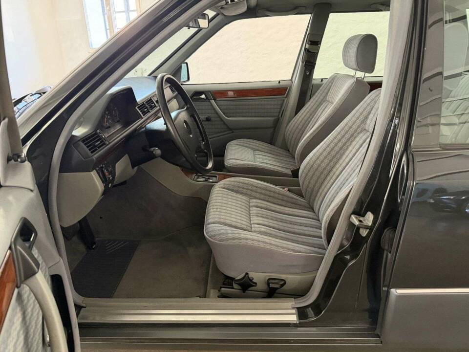 Image 34/43 of Mercedes-Benz 230 TE (1992)