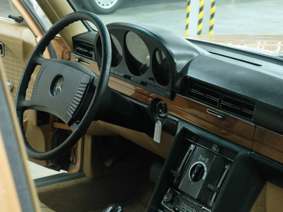 Image 45/50 de Mercedes-Benz 350 SE (1973)