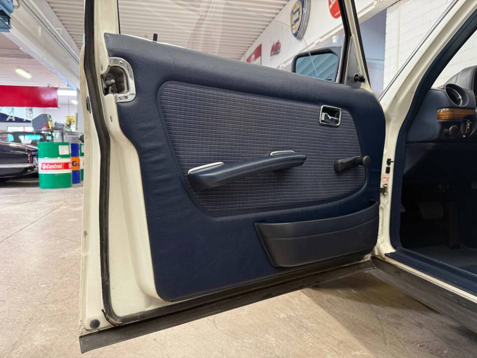 Image 6/18 of Mercedes-Benz 200 (1983)