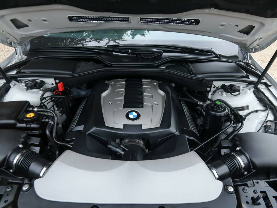 Immagine 34/50 di BMW 750i (2007)