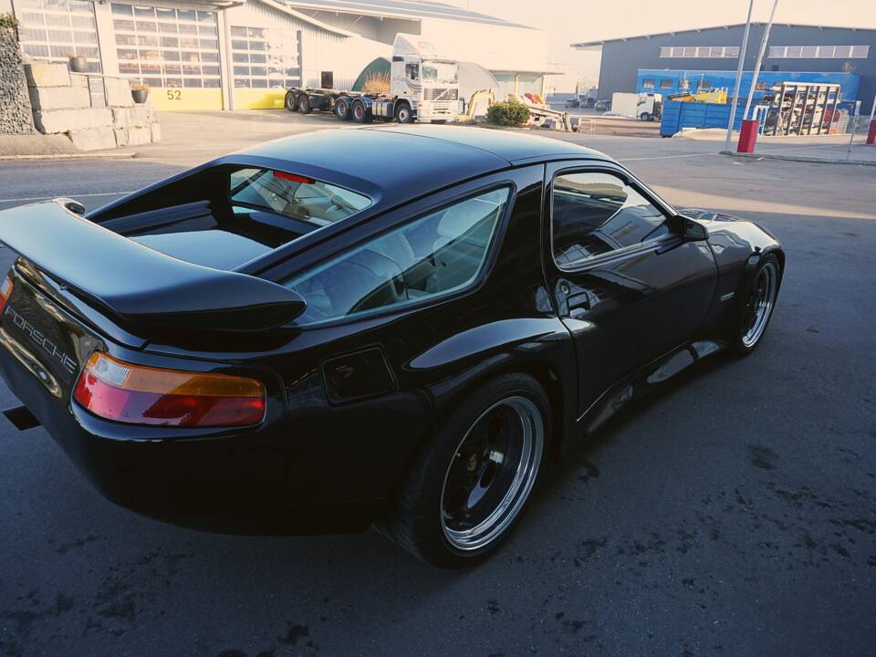 Image 8/67 of Porsche 928 S4 (1988)