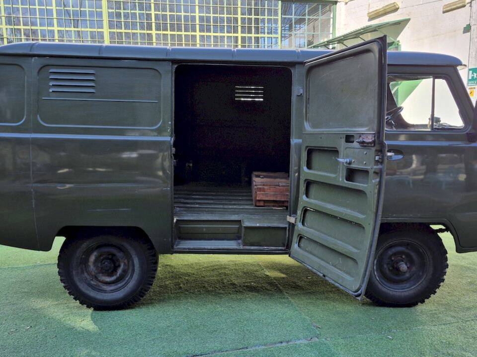 Image 33/51 of UAZ 3741 (1991)