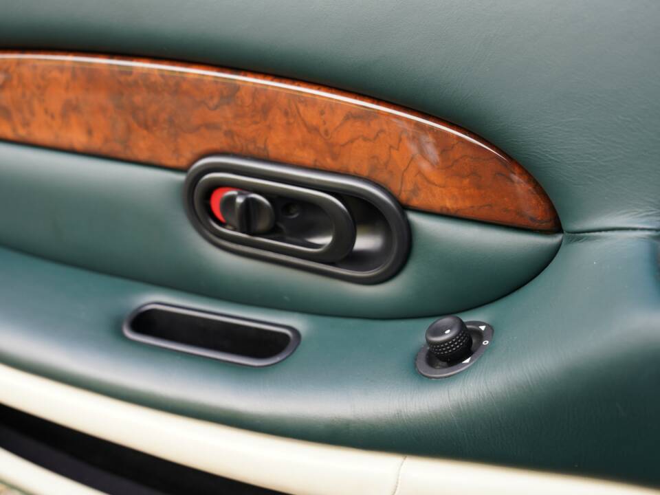 Bild 44/50 von Aston Martin DB 7 Vantage (2001)