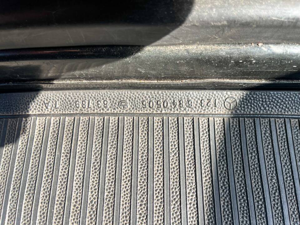 Image 75/139 of Mercedes-Benz 240 D (1978)