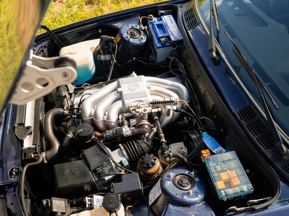 Immagine 30/35 di BMW 320i (1988)