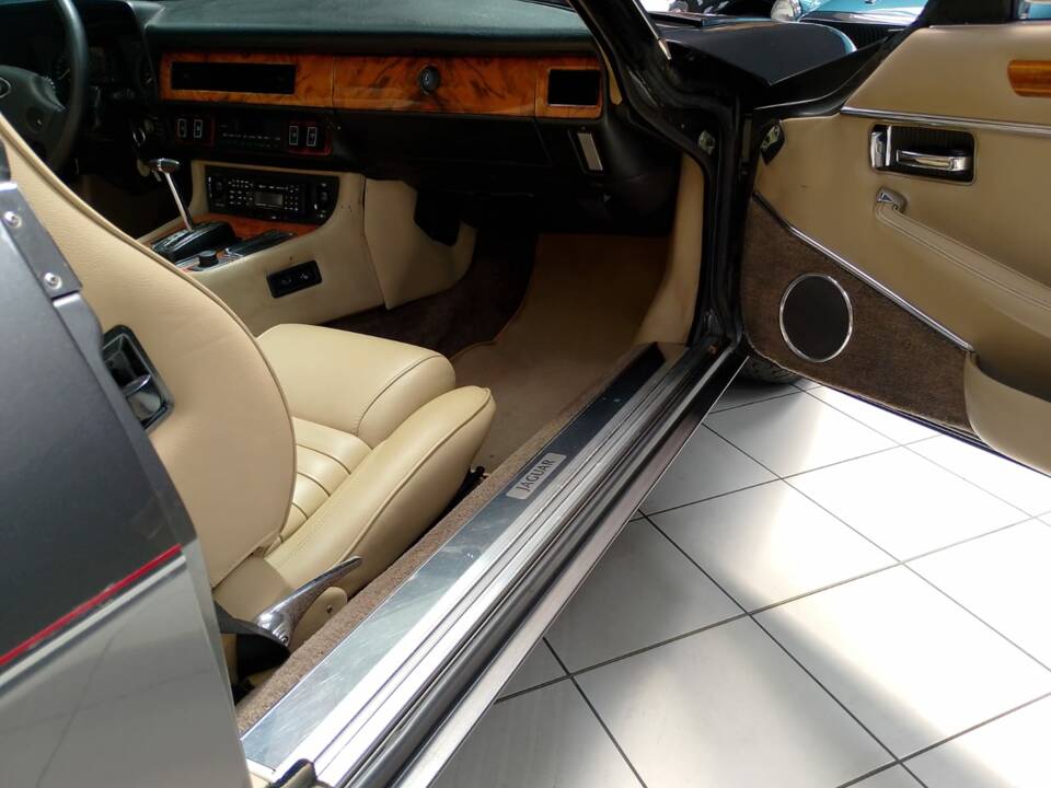 Image 29/70 of Jaguar XJ-S Convertible (1988)