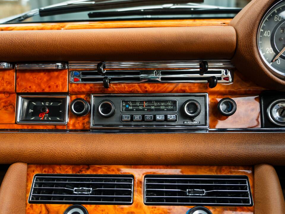 Image 25/57 de Mercedes-Benz 280 SE 3,5 (1971)