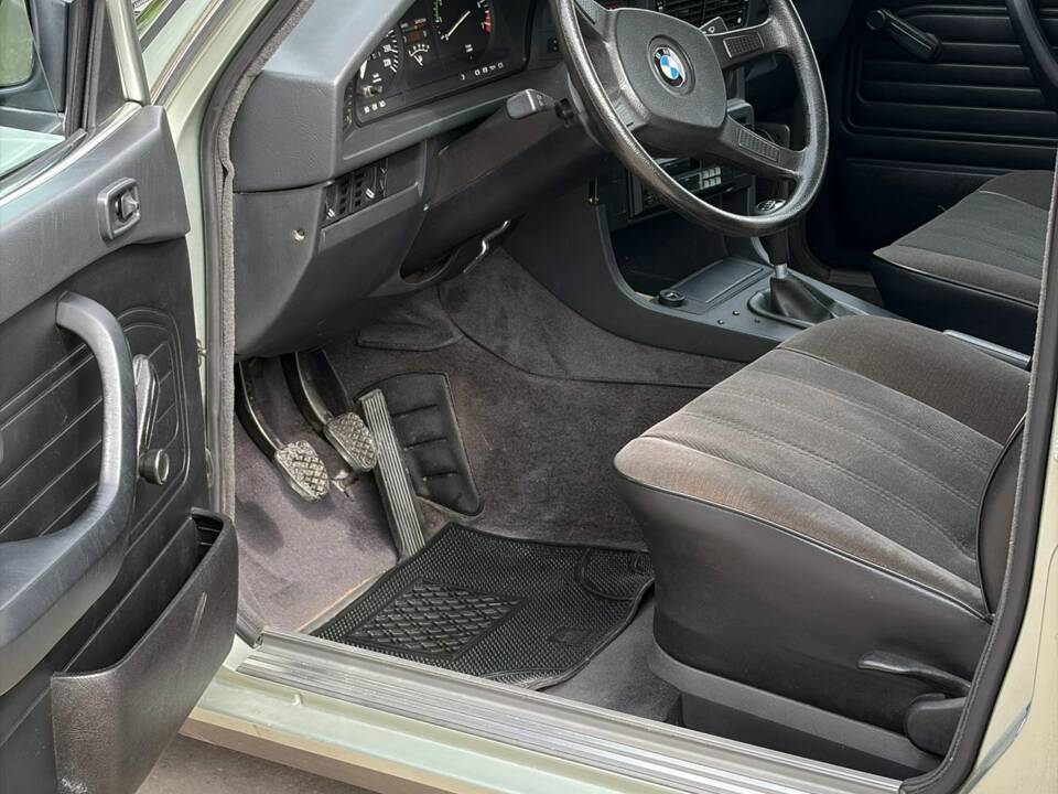 Bild 21/41 von BMW 520i (1982)