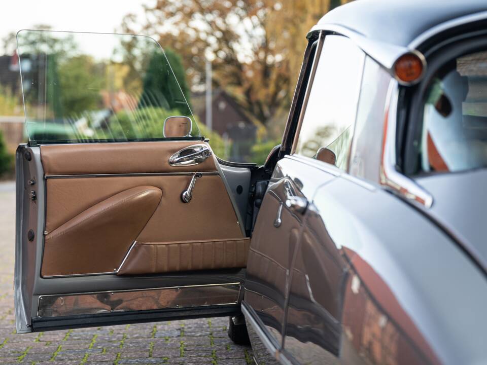 Image 23/44 of Citroën DS 21 (1968)