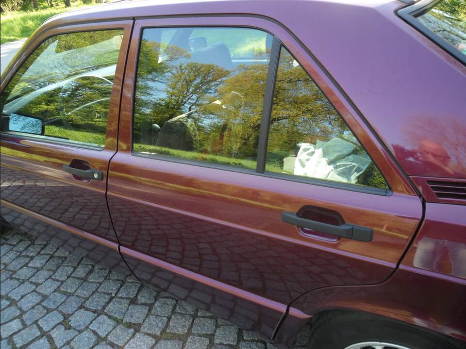 Image 34/137 of Mercedes-Benz 190 E 1.8 Avantgarde &quot;Rosso&quot; (1992)