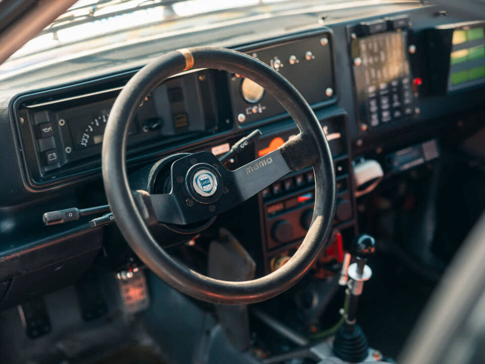 Image 13/28 of Lancia Delta HF Integrale Evoluzione I (1991)