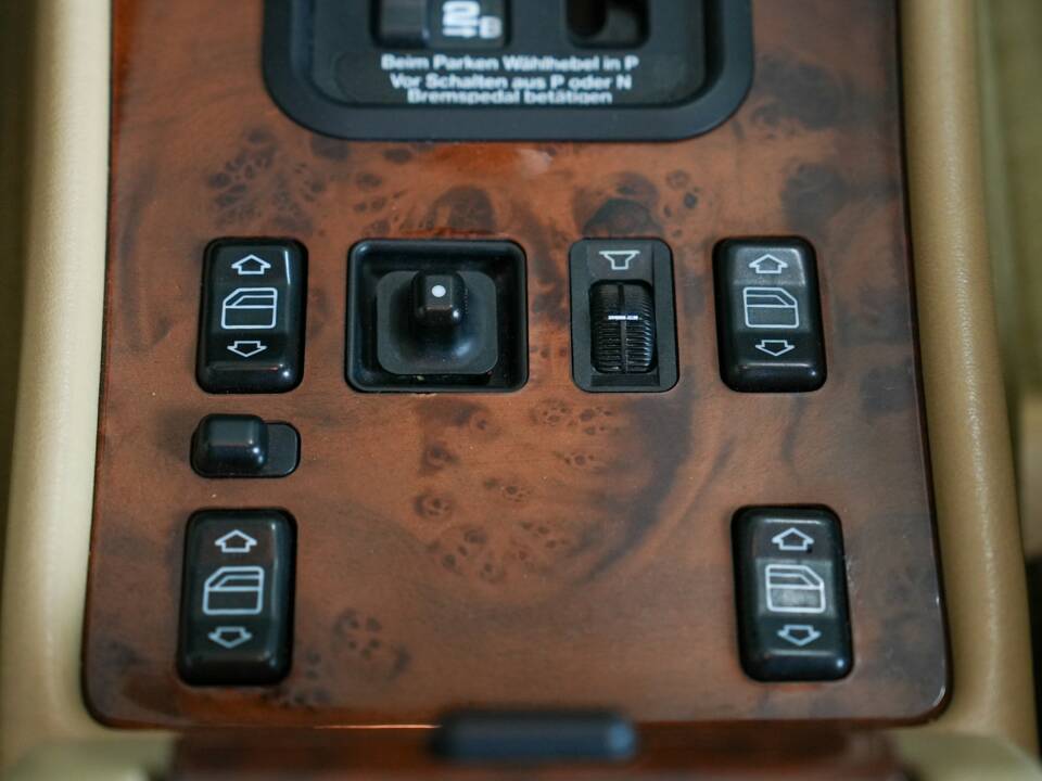 Image 20/41 of Mercedes-Benz 560 SEC (1990)