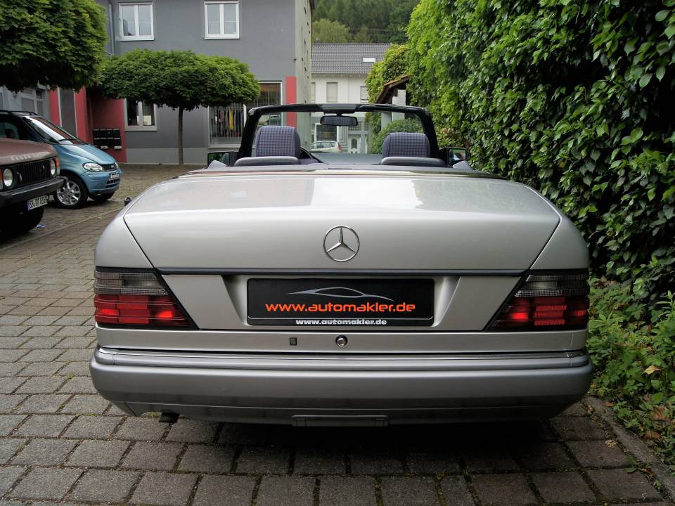 Immagine 12/22 di Mercedes-Benz E 200 (1995)