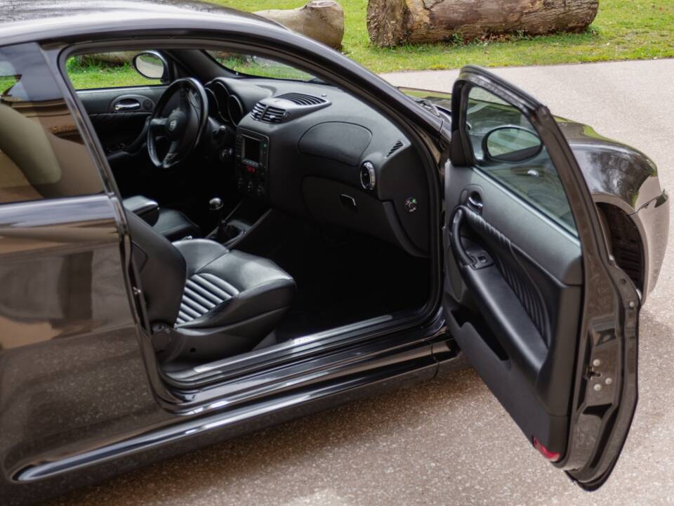 Image 31/60 of Alfa Romeo 147 3.2 GTA (2003)