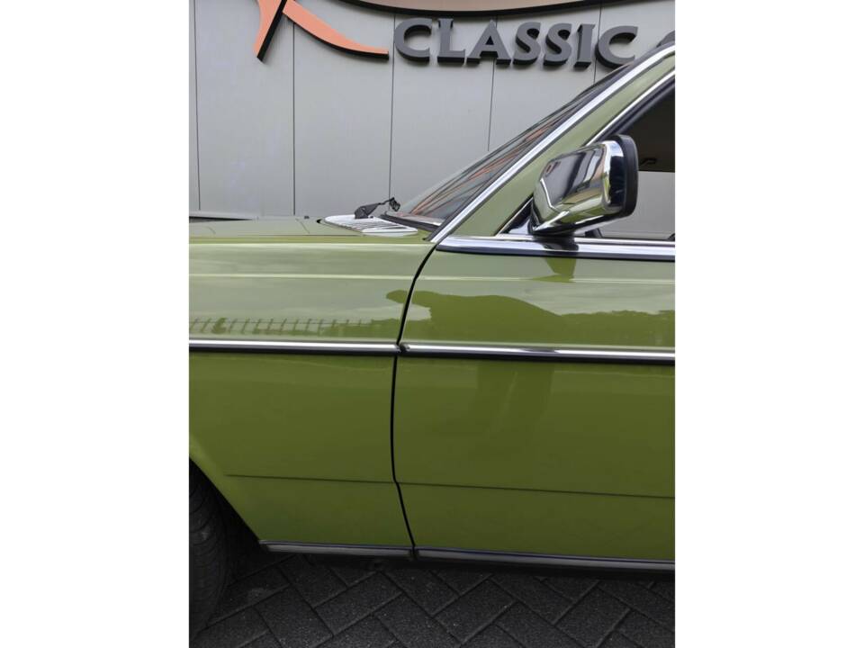 Immagine 23/50 di Mercedes-Benz 230 CE (1982)