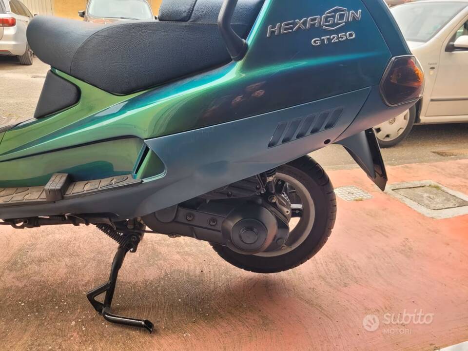 Image 3/4 of Piaggio Hexagon 250 GT (1999)