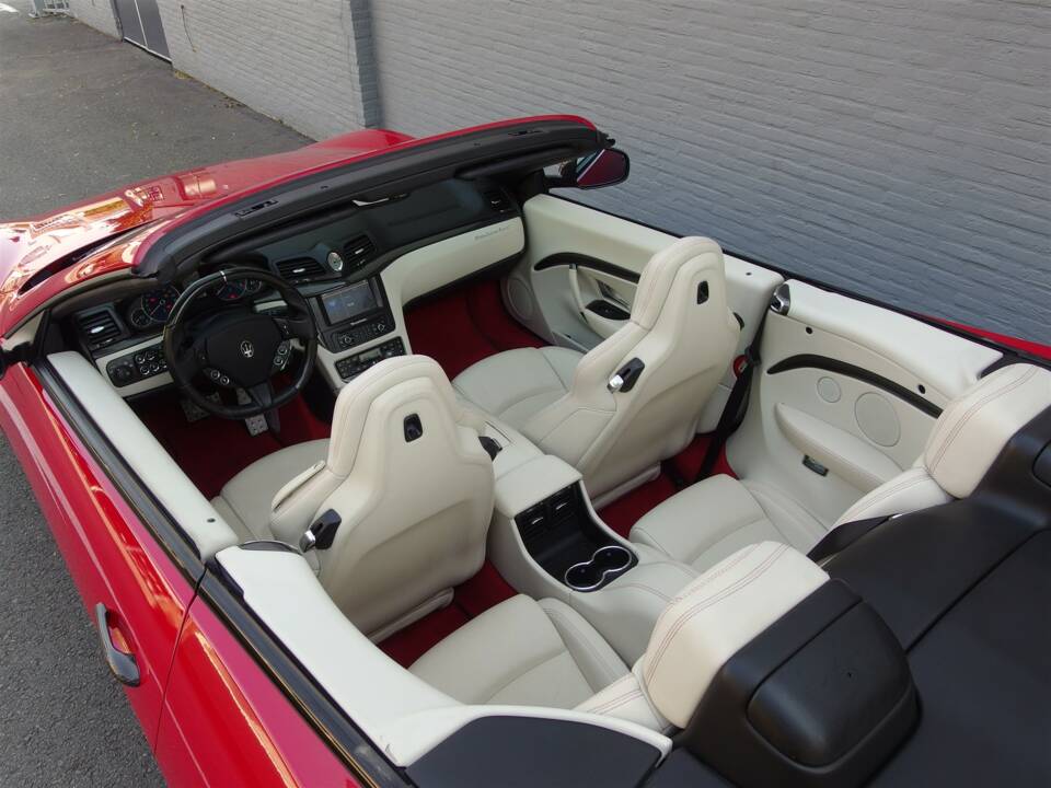 Image 45/99 of Maserati GranCabrio Sport (2015)