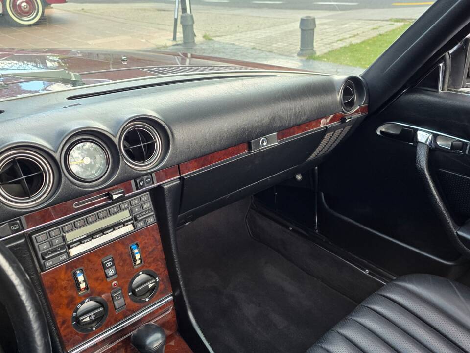 Image 17/34 of Mercedes-Benz 500 SL (1986)