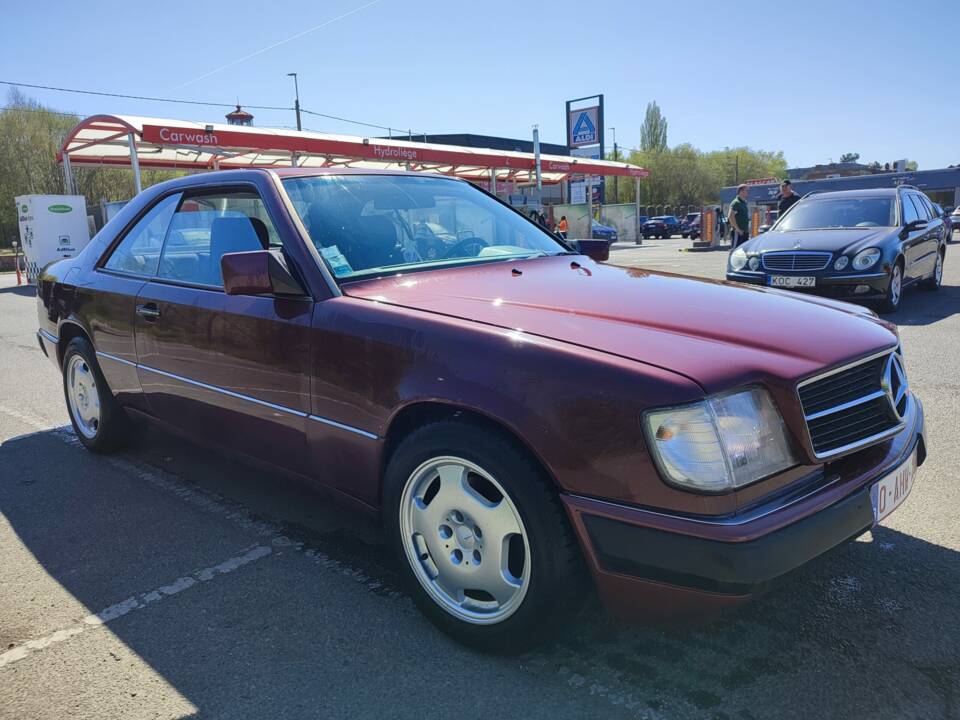 Image 2/8 of Mercedes-Benz 230 CE (1993)