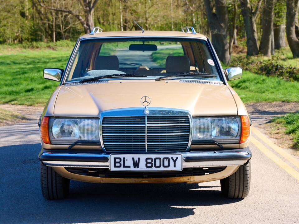 Image 6/50 de Mercedes-Benz 230 TE (1983)
