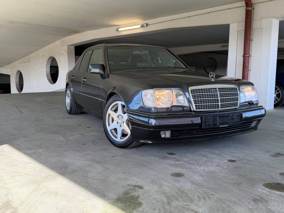 Image 5/25 of Mercedes-Benz E 500 Limited (1994)