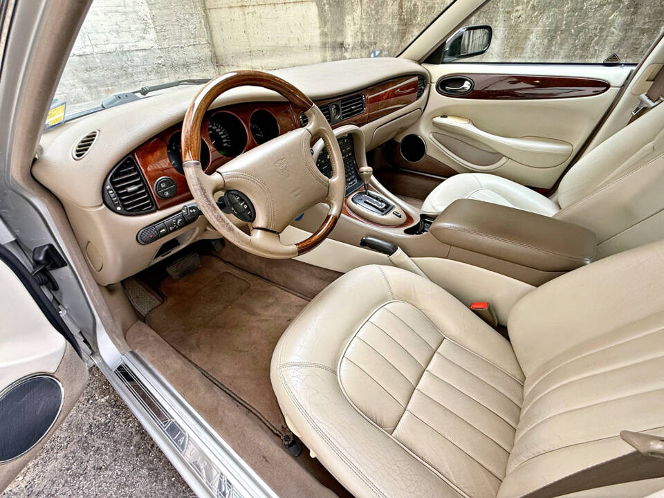 Image 16/22 de Jaguar XJ 8 4.0 Executive (1998)