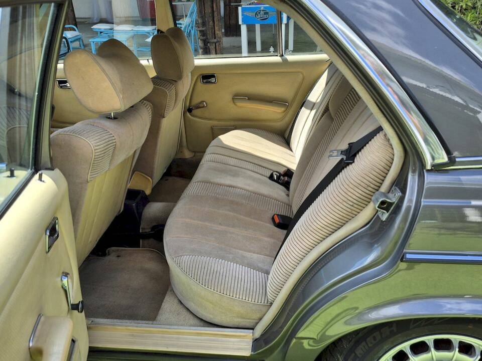 Image 40/71 of Mercedes-Benz 240 D (1980)