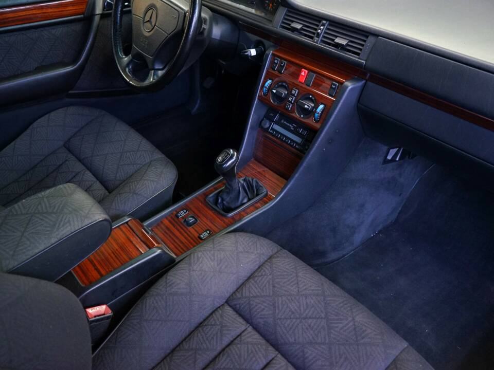 Image 13/33 of Mercedes-Benz E 300 Diesel (1994)