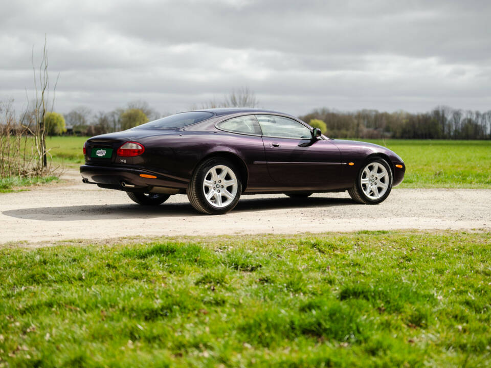 Imagen 5/36 de Jaguar XK8 4.0 (1999)