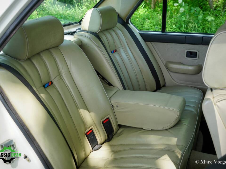 Image 19/51 of BMW M 535i (1985)