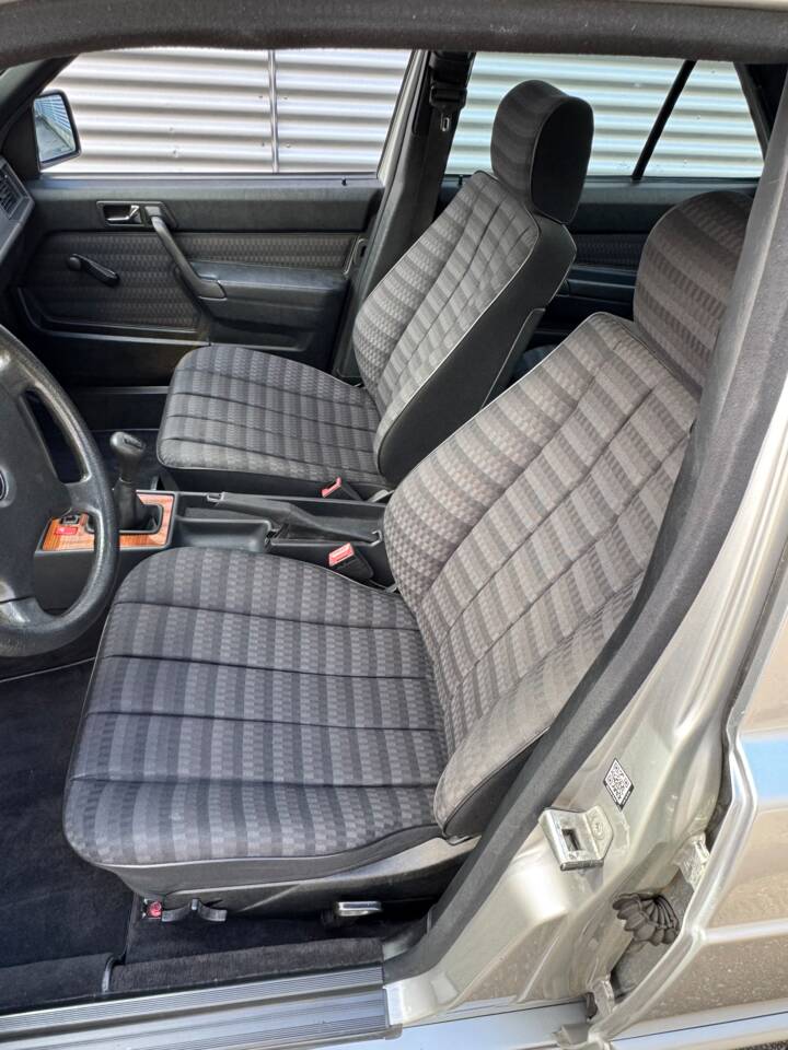 Bild 17/41 von Mercedes-Benz 190 E 2.0 (1992)