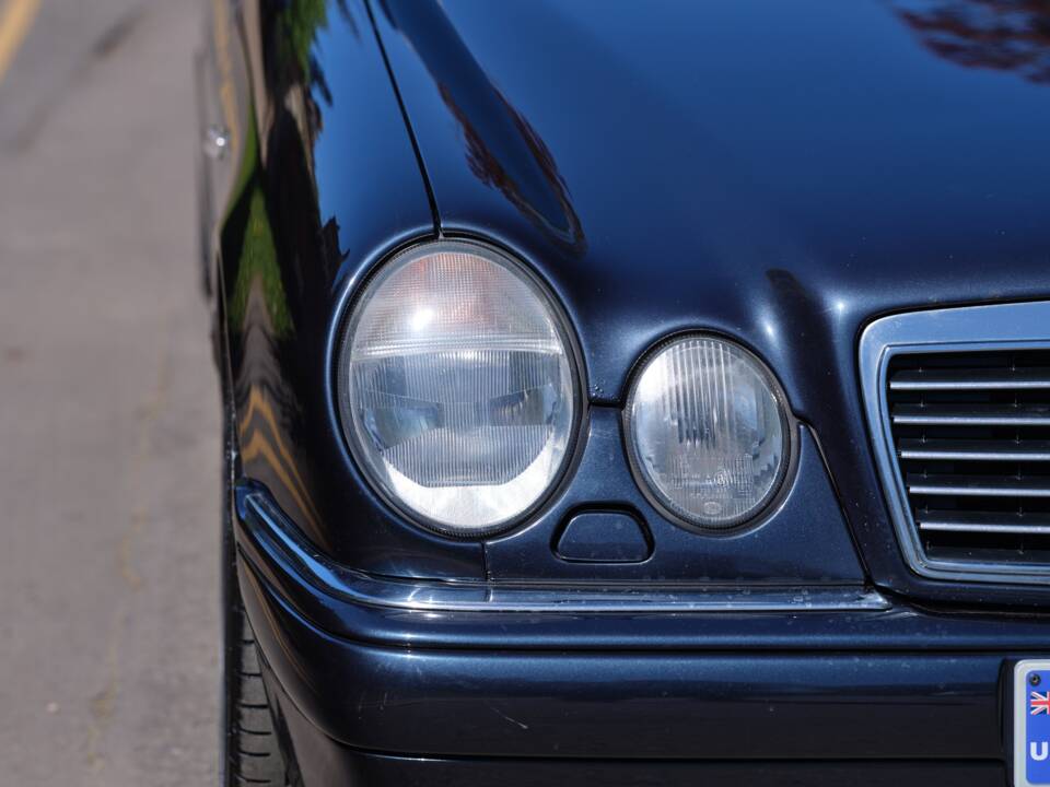 Immagine 21/50 di Mercedes-Benz E 55 AMG (1999)