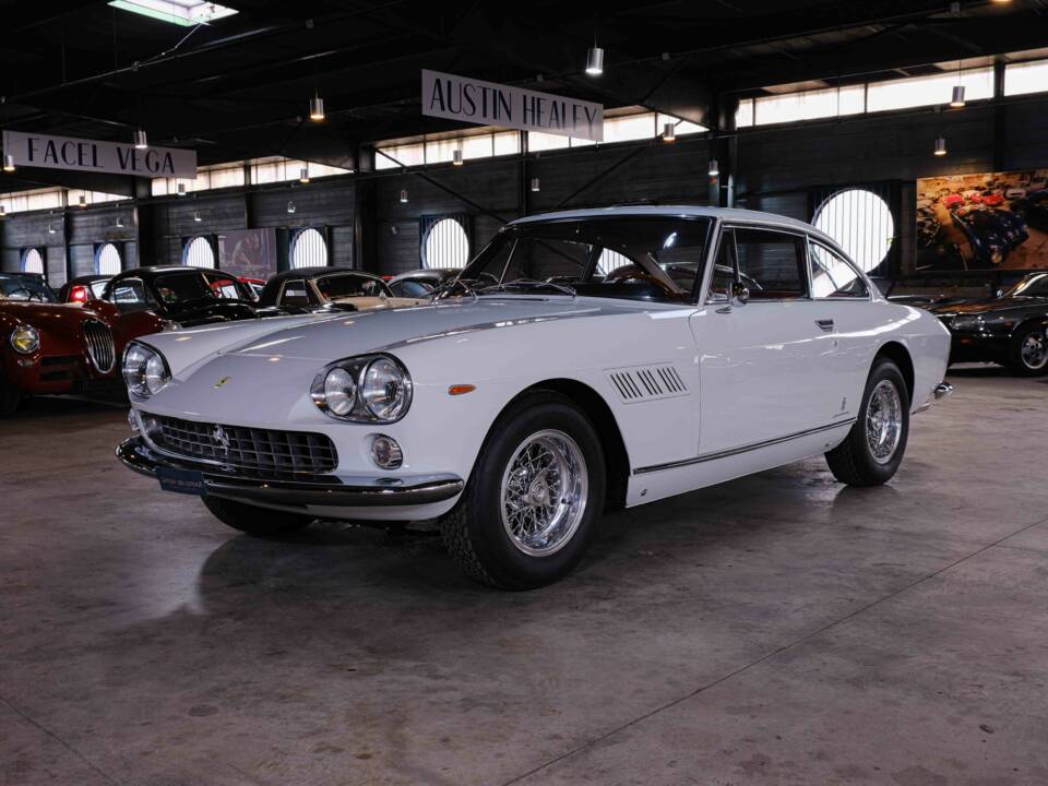 Image 1/36 of Ferrari 330 GT 2+2 (1964)