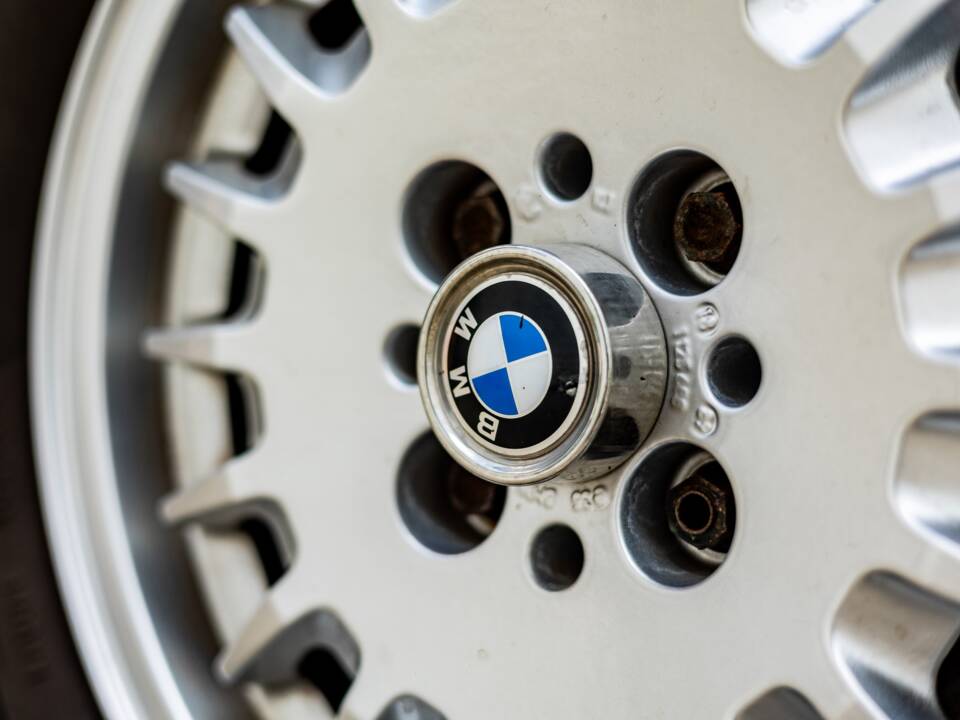 Bild 38/47 von BMW 320i (1990)