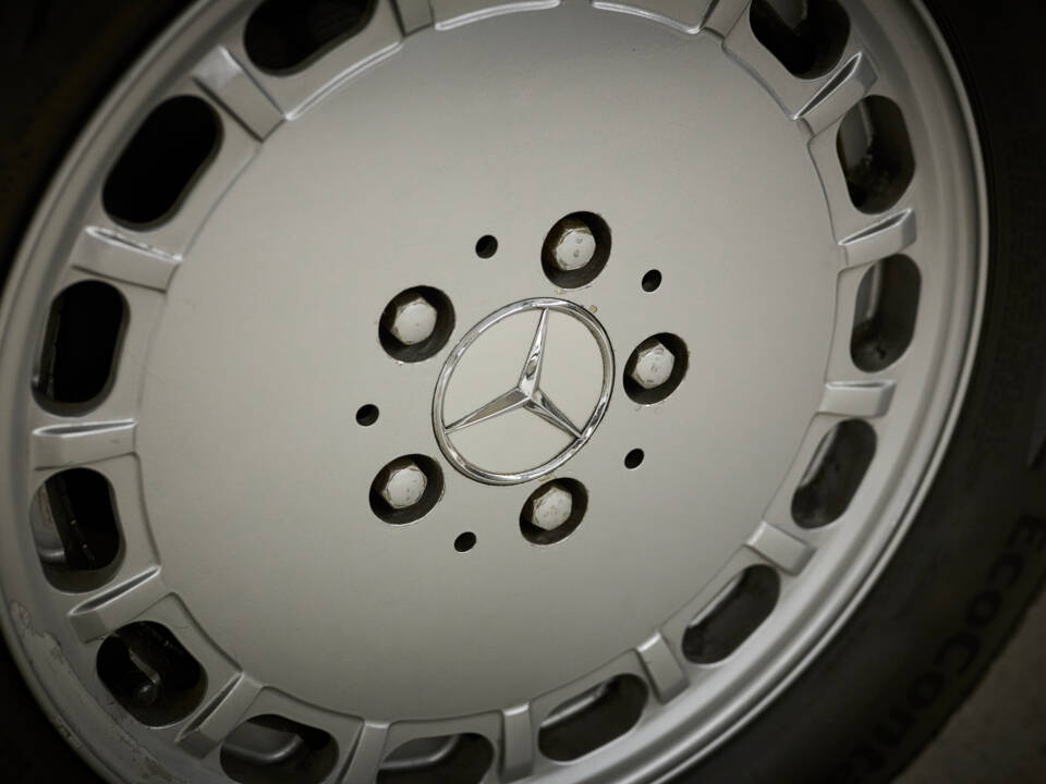 Image 30/99 of Mercedes-Benz 300 SL (1987)