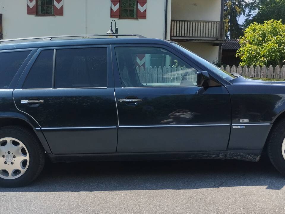 Image 13/14 of Mercedes-Benz E 280 T (1995)