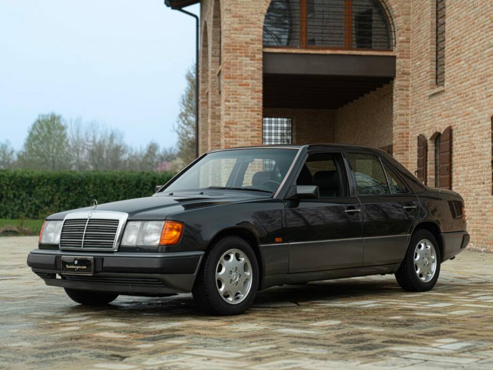 Image 1/49 of Mercedes-Benz 320 E (1993)