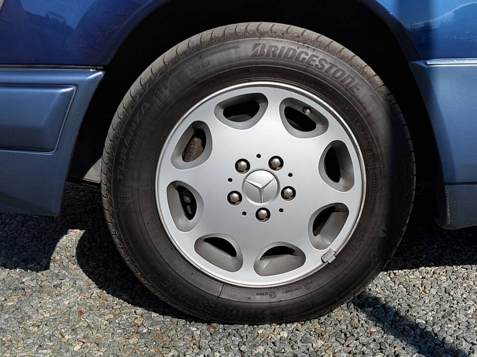 Bild 15/15 von Mercedes-Benz E 300 T 4MATIC (1994)