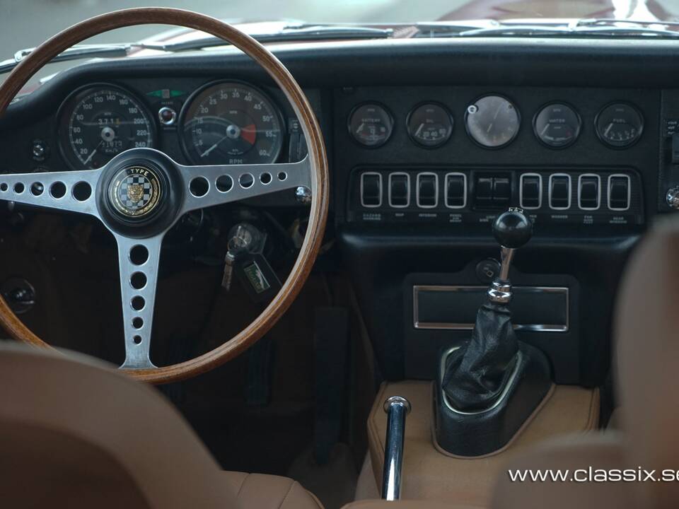 Image 8/17 of Jaguar E-Type (1970)