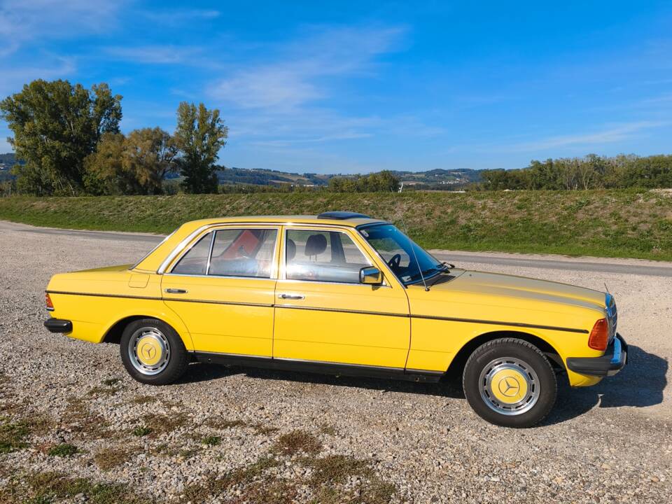 Bild 2/19 von Mercedes-Benz 200 (1980)