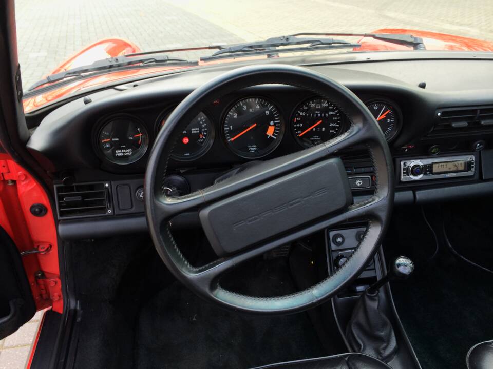 Immagine 9/19 di Porsche 911 Carrera 3.2 (1987)