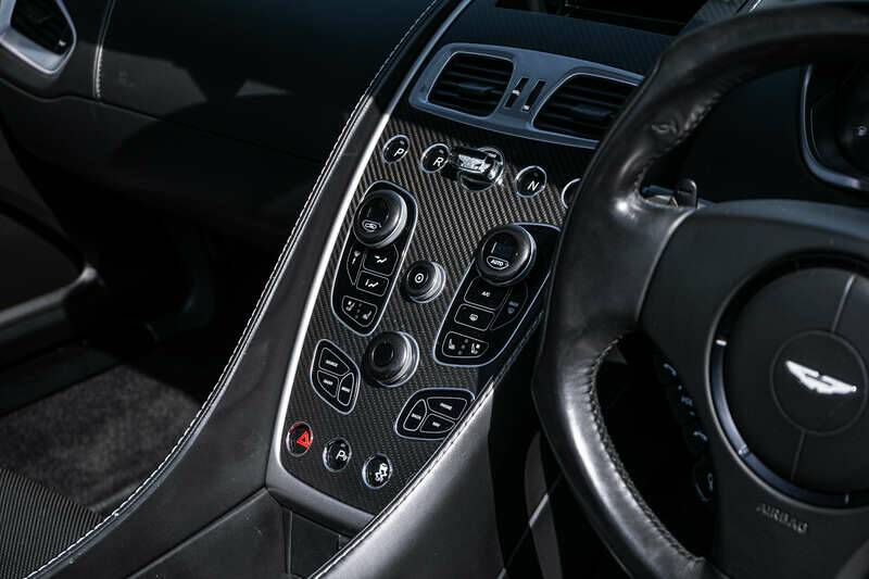 Image 15/50 of Aston Martin Vanquish Volante (2014)