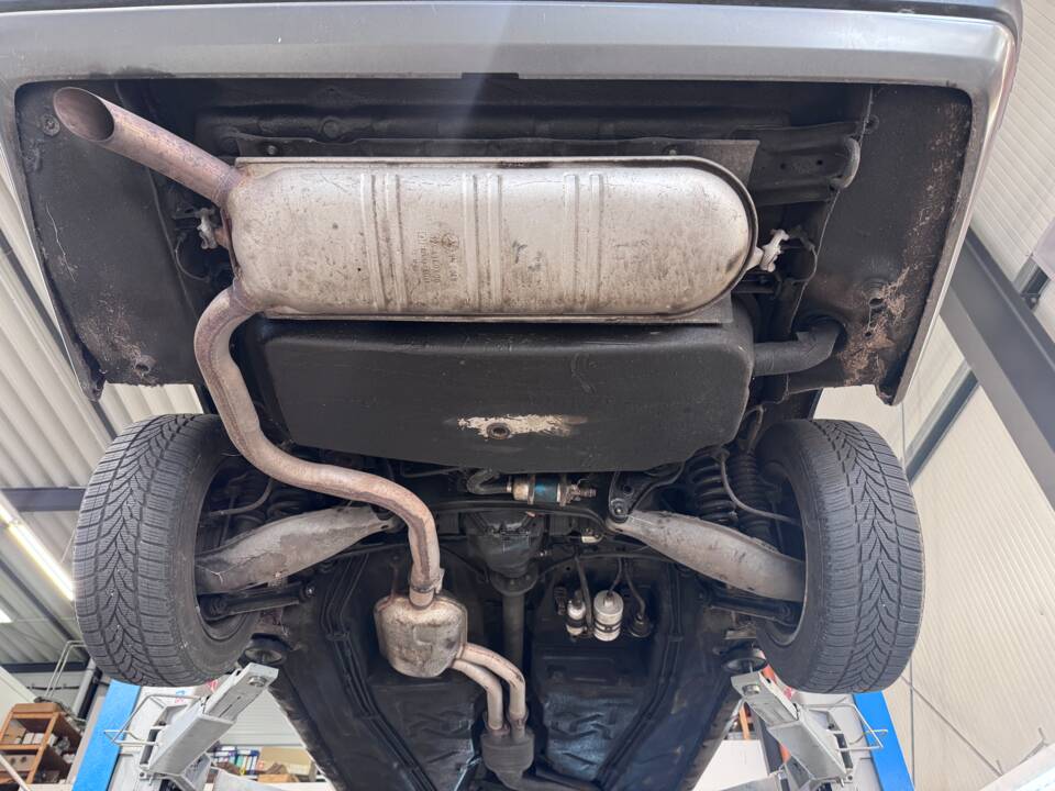 Image 18/29 of Mercedes-Benz 300 TE (1989)