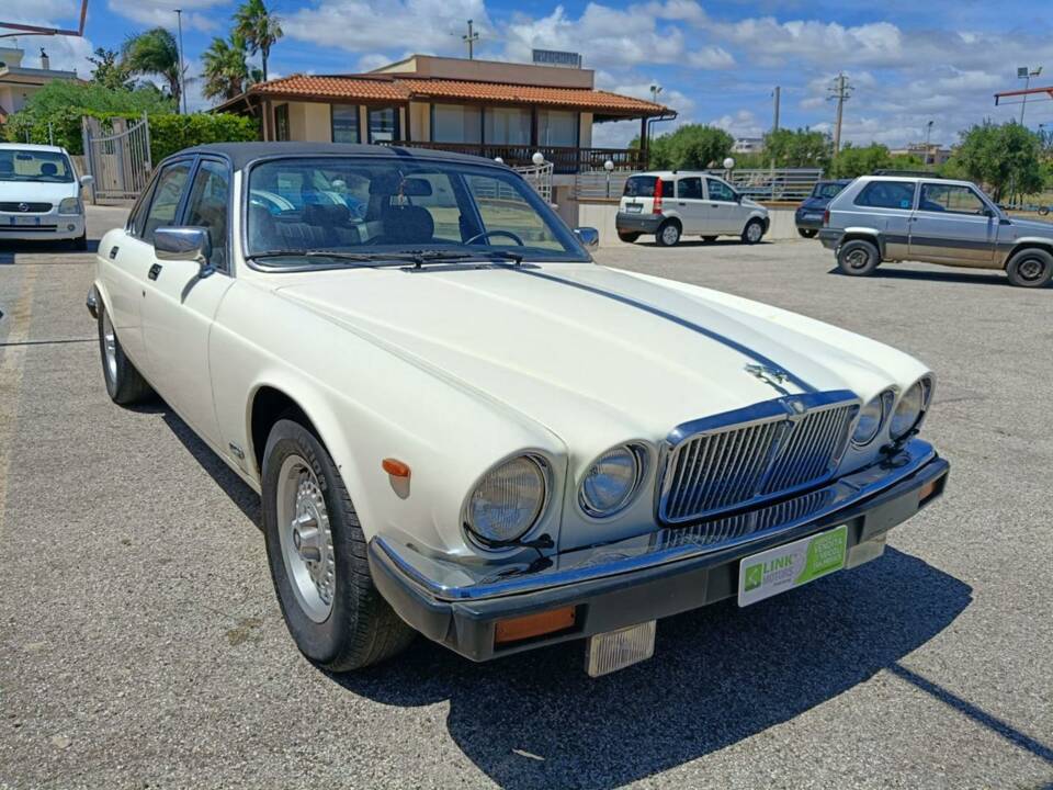 Image 7/50 of Jaguar XJ6 3.2 Sovereign (1983)