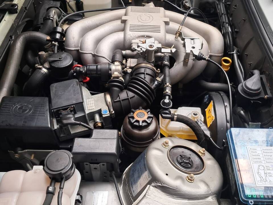 Image 3/12 of BMW 320i (1990)
