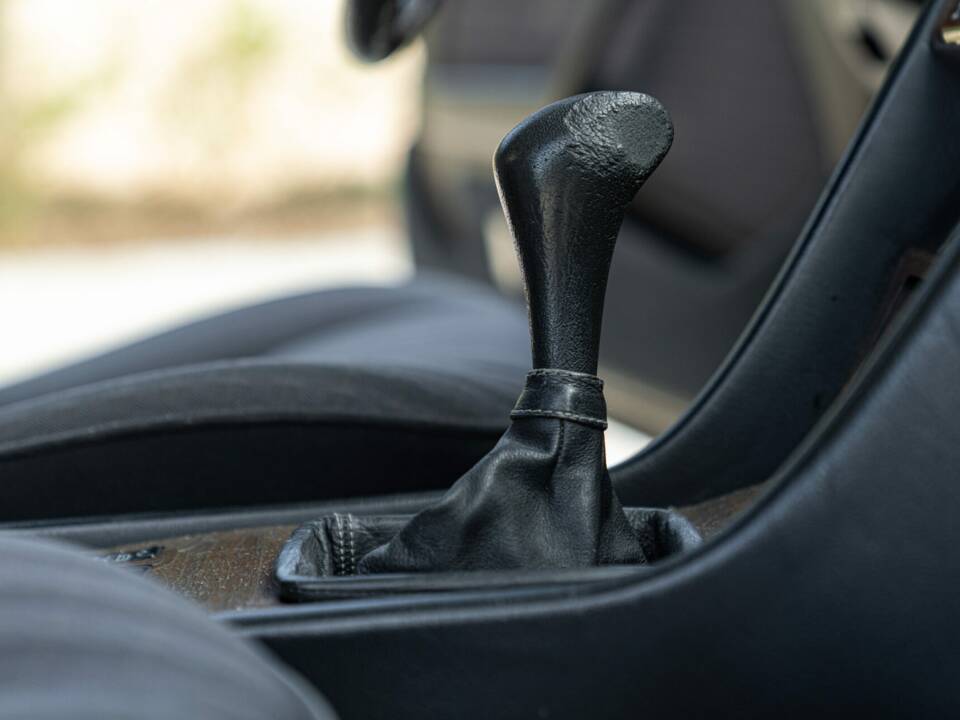 Immagine 32/48 di Mercedes-Benz 200 CE (1990)