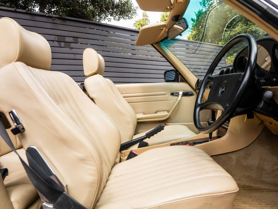 Image 41/59 of Mercedes-Benz 300 SL (1989)