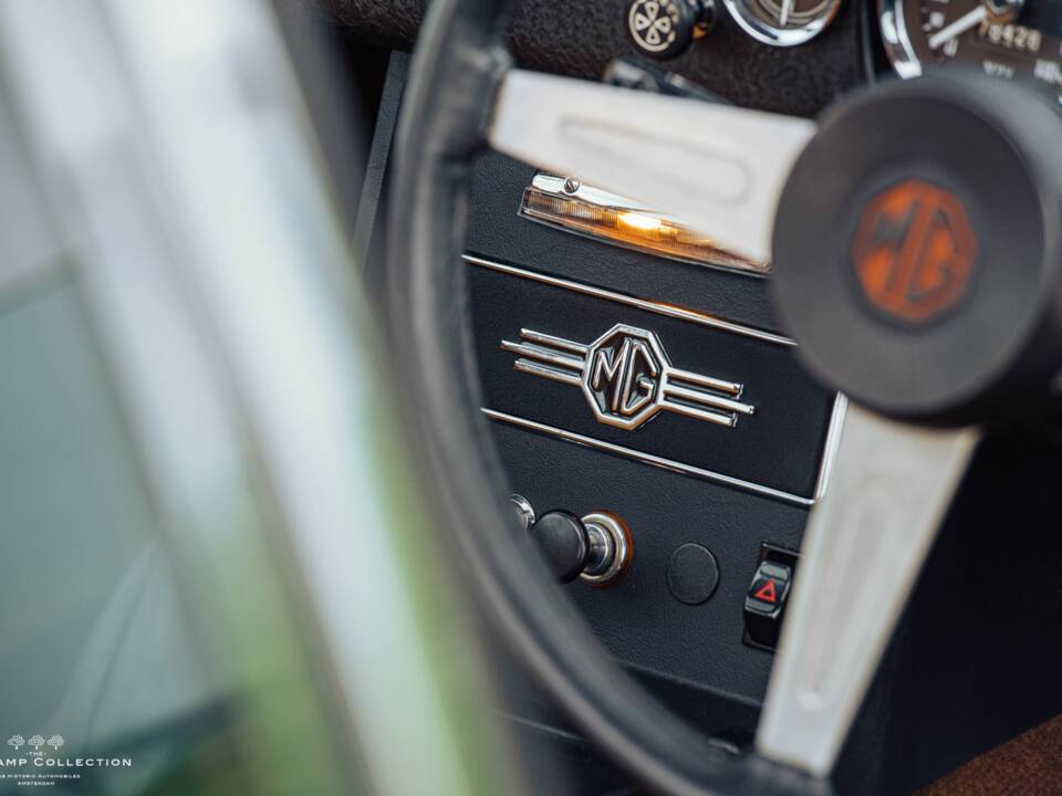 Image 14/40 of MG MGB GT V8 (1973)